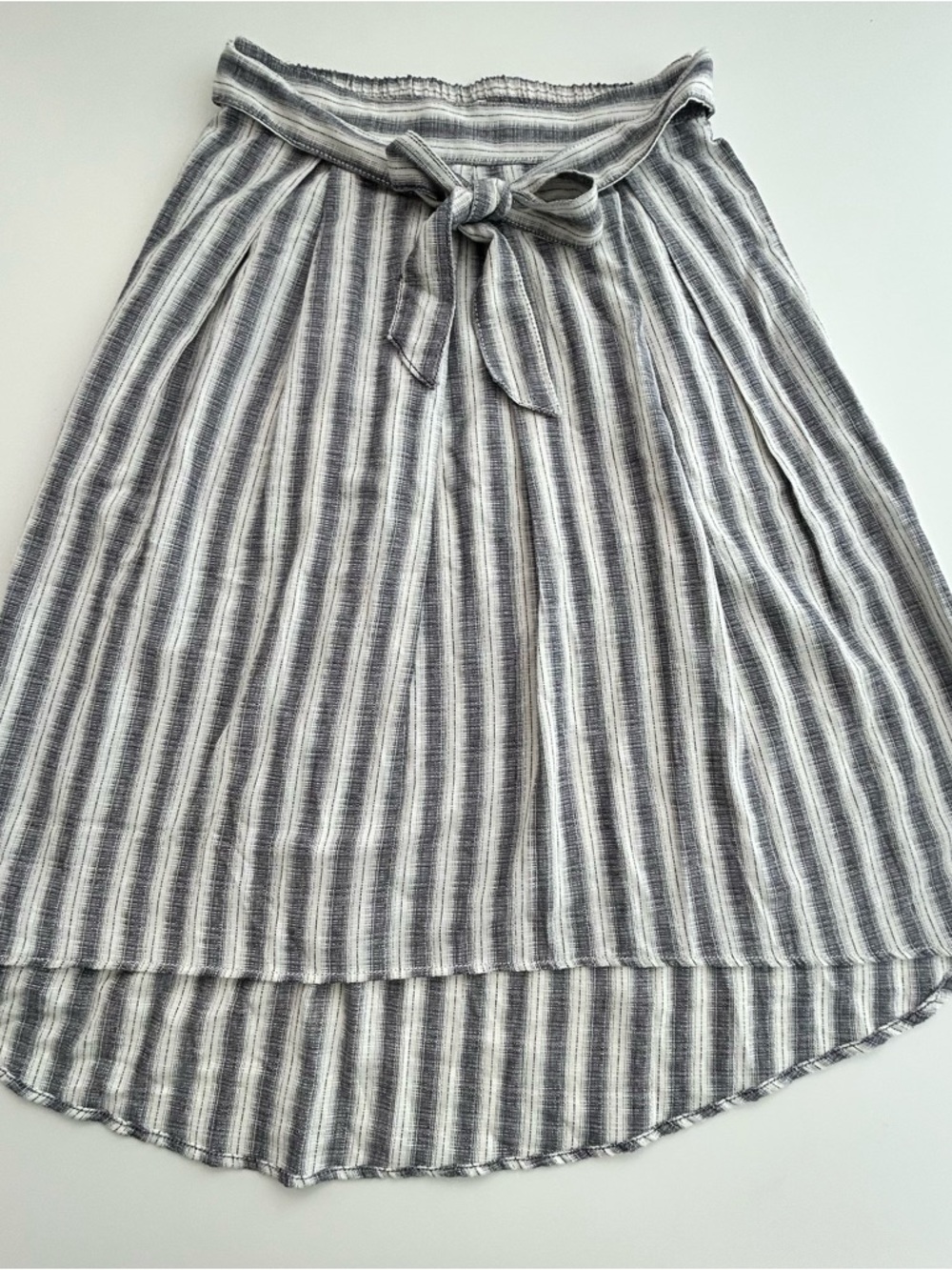 Max Studio Striped Gray & White Tie-Waist Midi Skirt Medium
